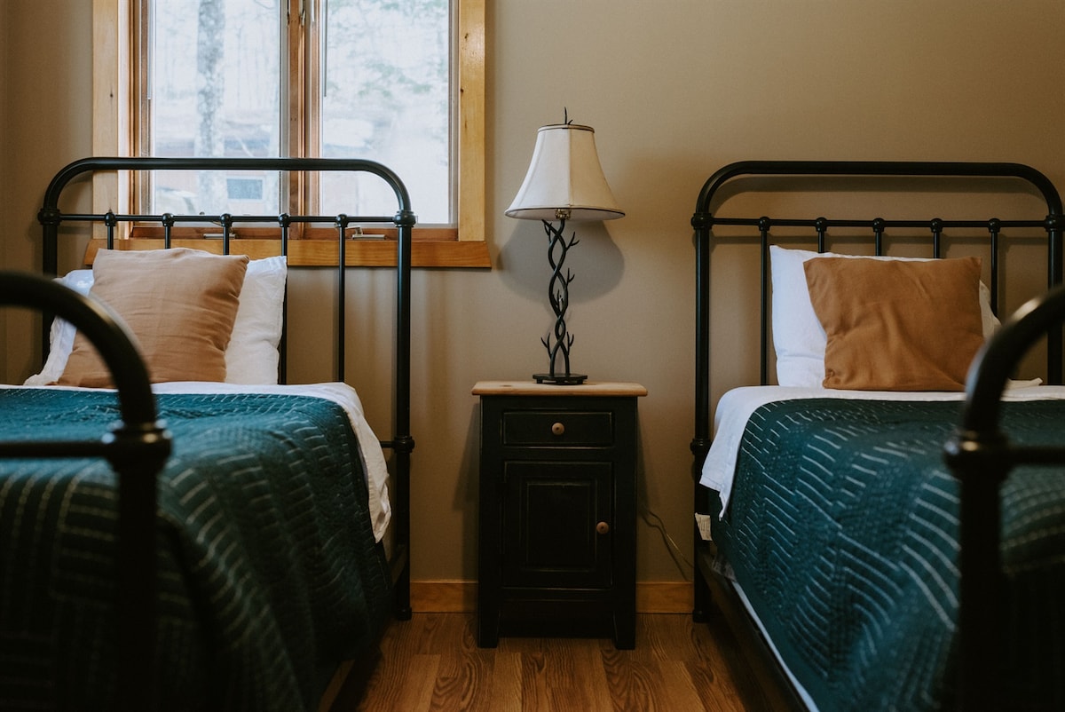 Აქ აუცილებლად დაისვენებთ.  Პრემიუმ-კლასის მეხსიერების ქაფის ლეიბები, 100% -იანი ბამბის თეთრეული და კომფორტული ბალიშები გელით!