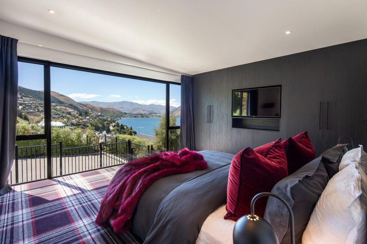 Despiértate con impresionantes vistas desde la comodidad de tu cama en esta sofisticada suite con vistas.