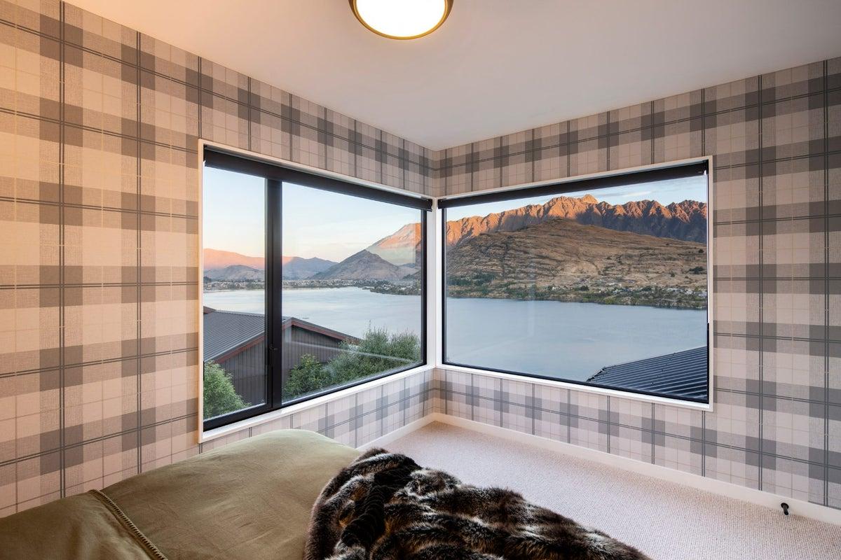 Disfruta de amplias vistas al lago y la montaña desde esta elegante habitación de la esquina, ideal para relajarte con un libro o un café de la mañana.