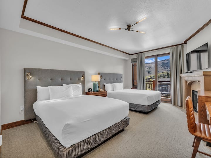 ห้องนอน 3: เตียงควีนไซส์ 2 เตียง ชั้นบน ห้องครัวเล็ก ห้องน้ำในตัว พื้นที่ทำงานเฉพาะ สมาร์ททีวี เตาผิง ลานส่วนตัว