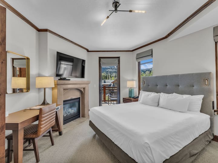 ห้องนอน 2: เตียงคิงไซส์ ชั้นบน ห้องครัวเล็ก ห้องน้ำในตัว พื้นที่ทำงานส่วนตัว สมาร์ททีวี เตาผิง ลานส่วนตัว