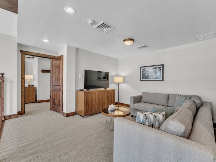 ห้องนั่งเล่น 2: ชั้นบน เตาผิงแก๊ส โซฟาแบบดึงออกได้ สมาร์ททีวี