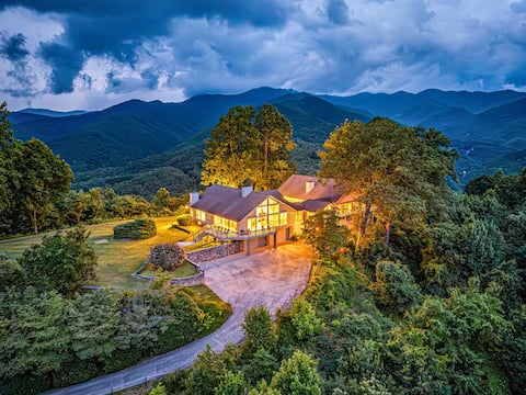 Mountaintop Villa with 360° View, Theater, Hot Tub