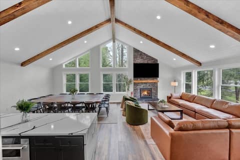 Modern Spacious Chalet | Hot Tub | Firepit | Games