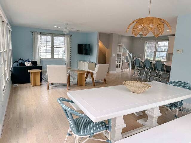 Bonnet Beach Bungalow|5bd|Deck|BBQ|Walk to Beach gallery image 5