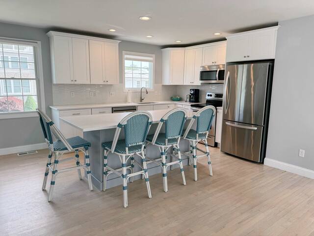 Bonnet Beach Bungalow|5bd|Deck|BBQ|Walk to Beach gallery image 3