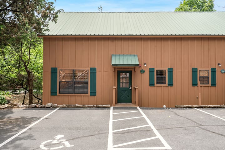 Resort Cabin Near Branson Strip - Branson, MO
