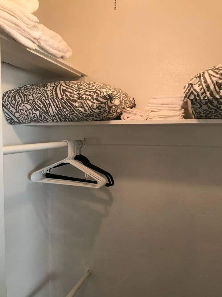 ตู้เสื้อผ้าขนาดเล็กในห้องนอนพร้อมหมอนผ้าปูที่นอนผ้าเช็ดตัวฯลฯ!