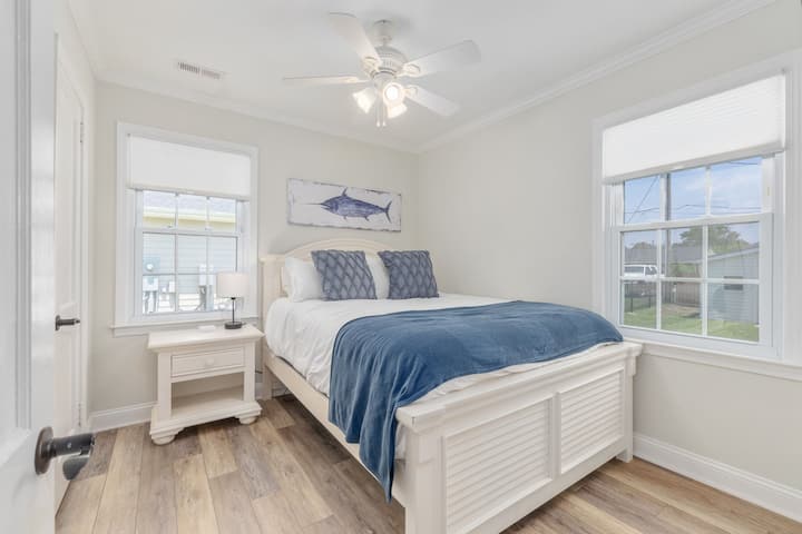 ¡Dormitorio secundario con lujosa cama tamaño queen!