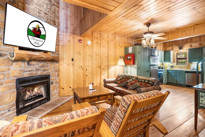Cozy Branson Cabin | Kings + Twin Loft - Branson, MO