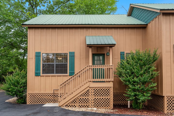 Cozy 2-bedroom Branson Cabin With Resort Access - Branson, MO