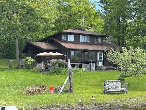 Cozy Lakefront Home: Dock, Skiing and Hiking