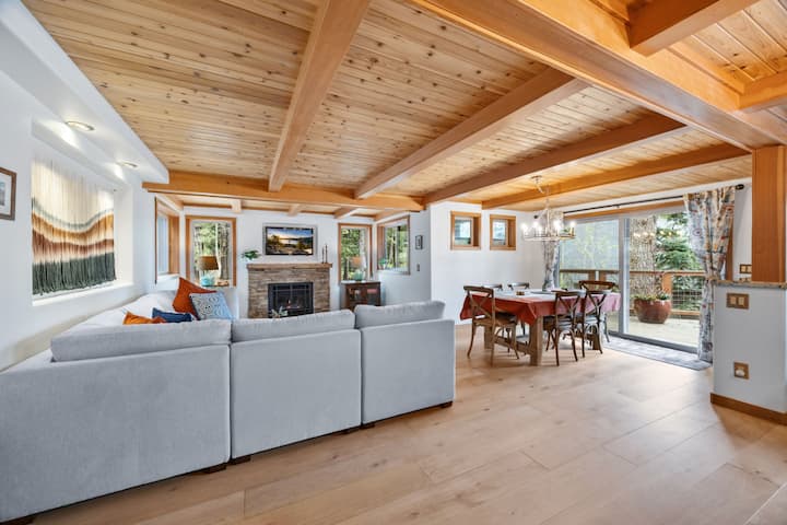 Tahoe Getaway Home-close To Skiing And All! - Ski Beach, NV