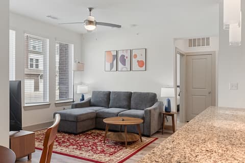 Luxury 1BD/1BA Near Airport 3740