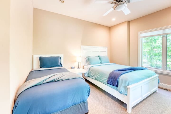 明亮的客房，配备两张单人床，可欣赏林地景观，非常适合兄弟姐妹或朋友入住。