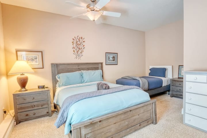 舒适的客房配有标准双人床和单人床、吊扇和梳妆台，非常适合儿童或朋友入住。