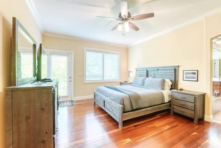 客卧配有舒适的标准双人床、梳妆台和柔和的照明，宁静而温馨。