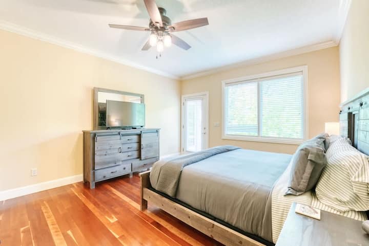 轻松优雅。这间卧室散发着宁静的精致感，非常适合在漫长的一天后放松身心。