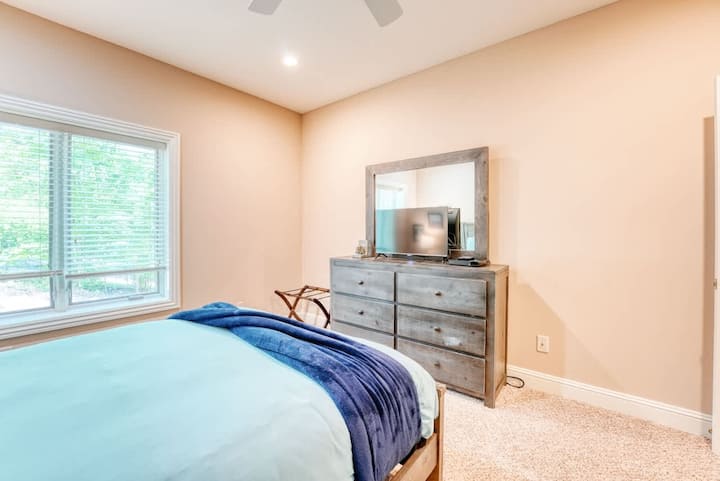 卧室可直通露台，配备衣柜，清晨醒来可欣赏阳光和宁静的景色。