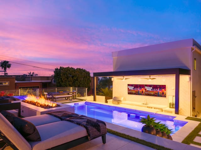 Luxury Resort: Pool, Spa, Swim-Up Bar & Bay Views