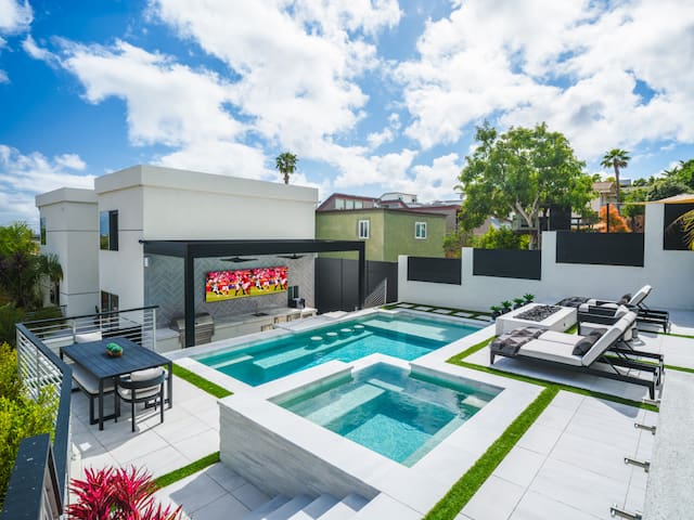 Luxury Resort: Pool, Spa, Swim-Up Bar & Bay Views