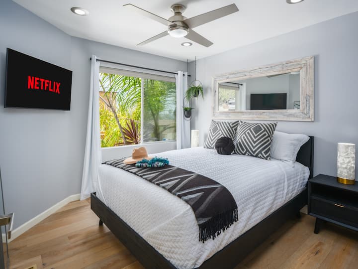 Გაისეირნეთ მყუდრო ორადგილიან საწოლში, საიდანაც იშლება აყვავებული ხელისგულები, ინდივიდუალური დეკორი და თქვენი საყვარელი Netflix შოუები მხოლოდ ერთი დაწკაპუნებით. Განტვირთვა უპრობლემო იყო.
