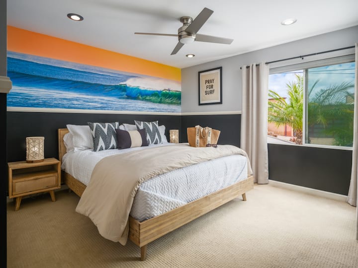 Დატკბით პლაჟისპირა სიმშვიდით ამ თამამ, სერფინგის თემატიკის საძინებელში, რომლიდანაც იშლება პლუშის საწოლი, სტრიმინგ-ტელევიზორი და ტროპიკული ხედები სანაპიროზე იდეალური დასვენებისთვის.