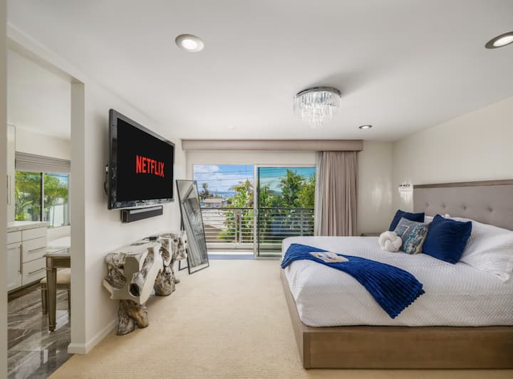 Გაწექით ამ ნათელ, ლუქს-კლასის ძირითად საძინებელში, რომელშიც დგას პლუშის საწოლი, დიდი 75-დუიმიანი ტელევიზორი და პირადი აივანი დილის ყავისა თუ სანაპიროს ნიავებისთვის.