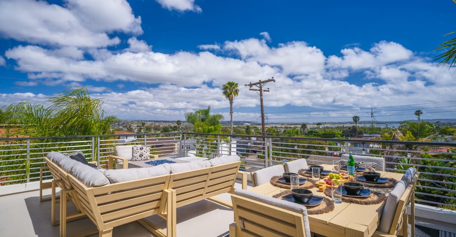 Luxury Resort: Pool, Spa, Swim-Up Bar & Bay Views gallery image 4