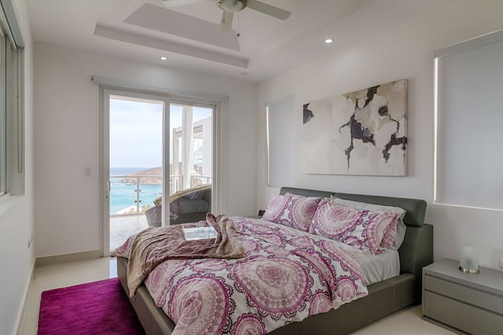 4 BR Ocean View Grand Villa - Queen bed