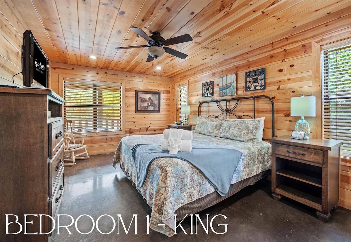 Este primer dormitorio tamaño king ofrece comodidad, privacidad y vistas serenas, la configuración adecuada para una noche de sueño rejuvenecedor.