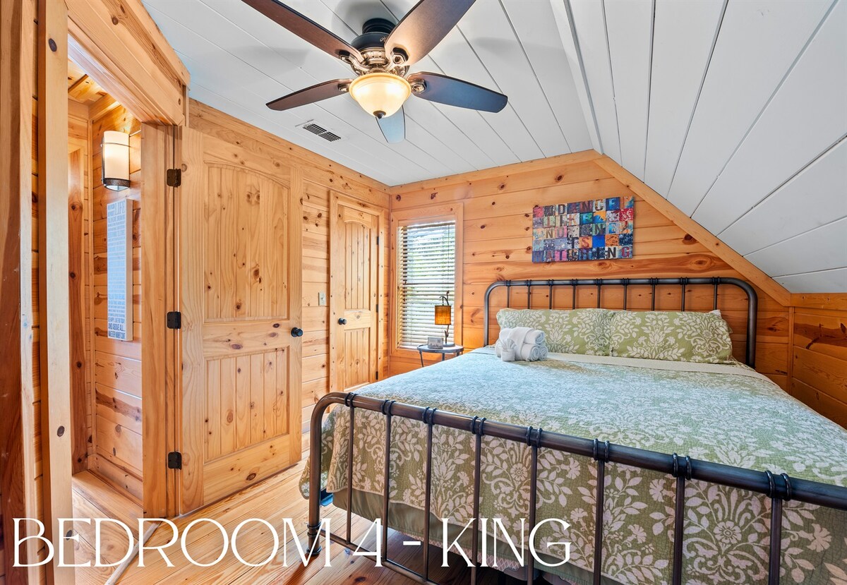 Con una mezcla de texturas rústicas y un ambiente acogedor, este dormitorio de arriba es elegante y perfectamente adecuado para relajarse.