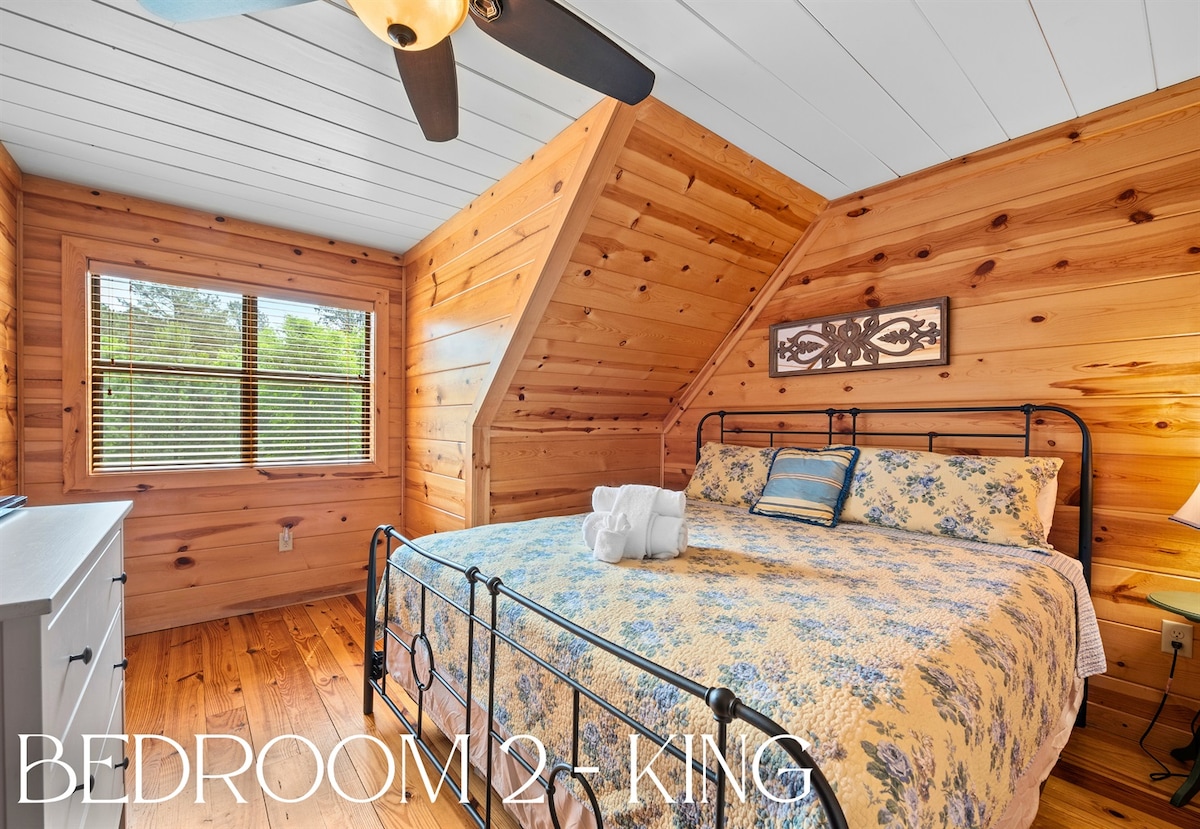 El dormitorio 2 de arriba cuenta con una cama tamaño king bajo techos inclinados, que ofrece una sensación de retiro que es tranquila, encantadora y maravillosamente relajante.