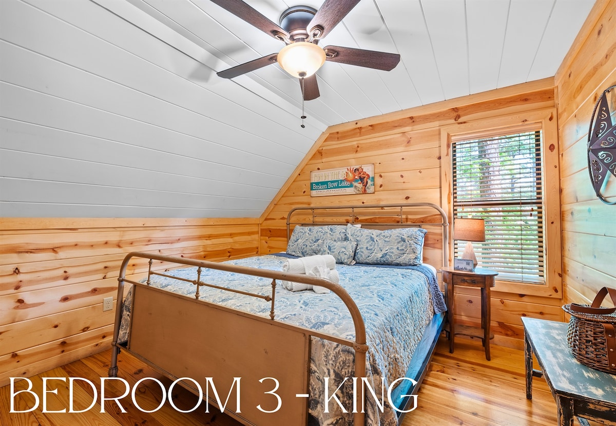 Un espacioso refugio en la planta superior con una cama tamaño king e iluminación suave, perfecto para las mañanas perezosas o ponerte al día con tu libro favorito.