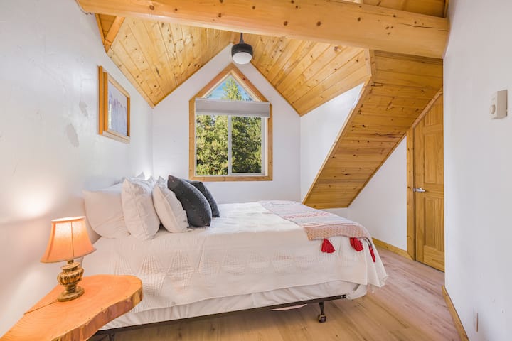 Summerwind Lodge ~ spavaća soba #4 na gornjem katu s bračnim krevetom