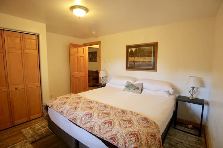 Summerwind Lodge ~ spavaća soba #6 na donjem katu s bračnim krevetom