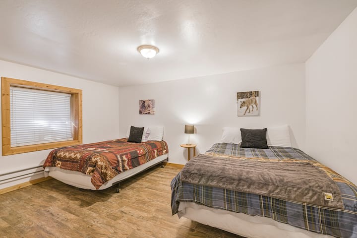 Summerwind Lodge ~ spavaća soba br. 7 na donjem katu s 2 bračna kreveta