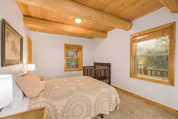 Summerwind Lodge ~ spavaća soba #1 na glavnoj etaži s bračnim krevetom