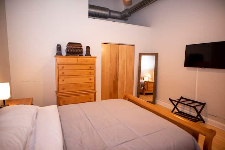 ห้องนอนใหญ่เตียงควีนไซส์