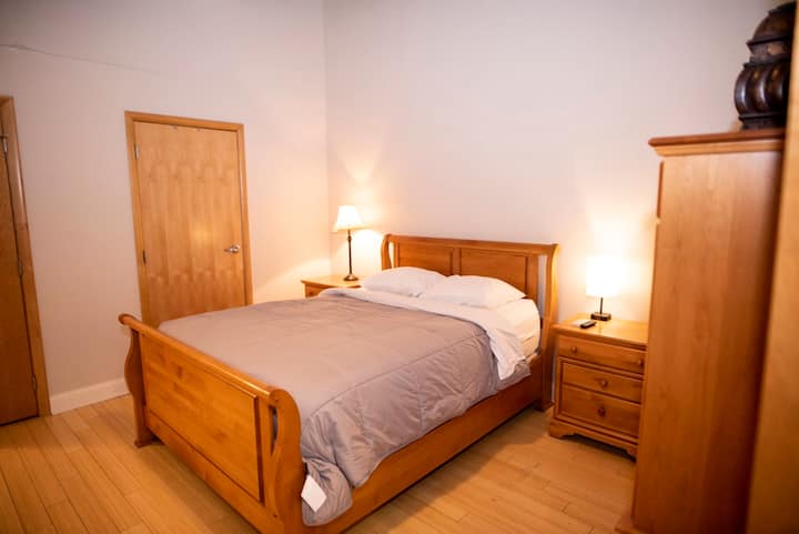 ห้องนอนใหญ่เตียงควีนไซส์