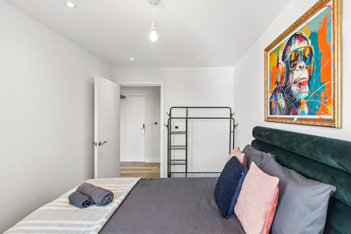 - غرفة نوم أنيقة مع أعمال فنية ملونة وإعداد مريح للفراش  
- تصميم مريح يتميز بلوح أمامي ناعم ووسائد مميزة  
- مكان إقامة مثالي على Airbnb لقضاء ليالٍ هادئة وصباح مفعمة بالحياة  
