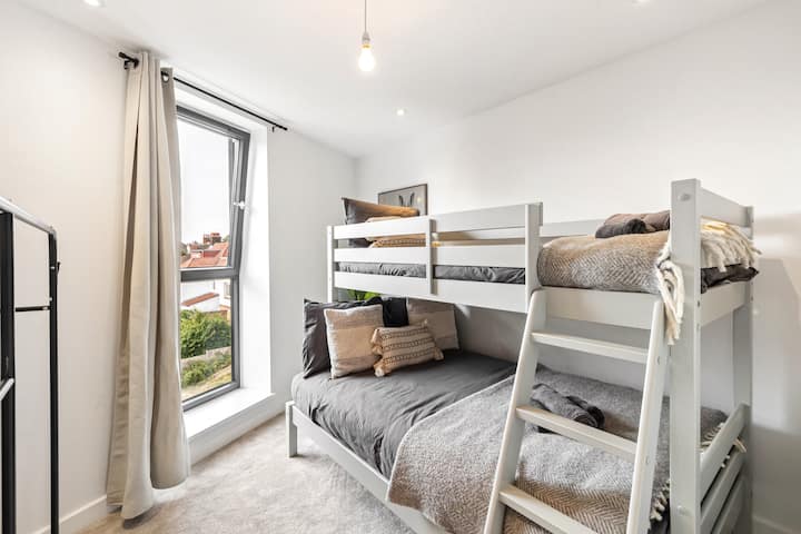 - غرفة نوم مريحة مع أسرّة بطابقين وأغطية سرير فاخرة مثالية للمجموعات  
- نافذة كبيرة تملأ المسكن بضوء النهار والأجواء المنعشة  
- إعداد Airbnb عملي لأصدقاء الأطفال أو الإقامات العائلية الصغيرة  