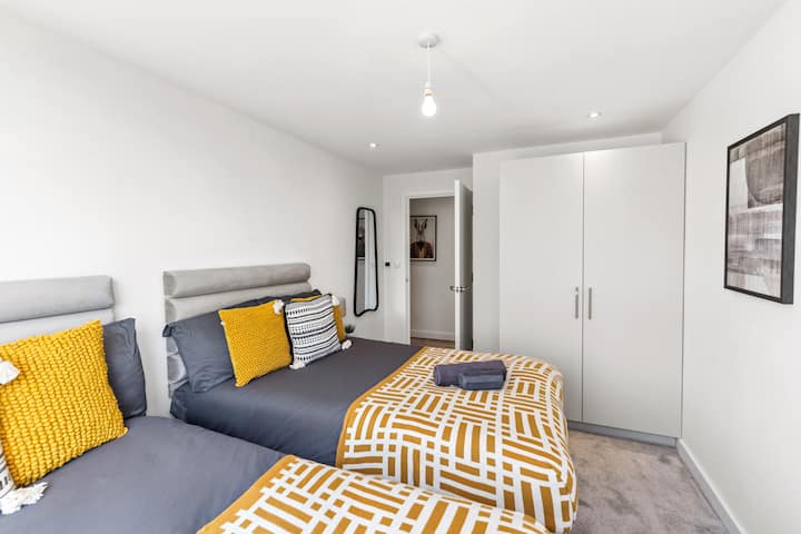 - غرفة نوم مزدوجة مريحة مع أغطية جديدة ولمسات نابضة بالحياة  
- مساحة تخزين واسعة ومرآة كاملة الطول تضيف الراحة  
- استرخ واستعد طاقتك في منطقة النوم المصممة جيدًا في Airbnb 