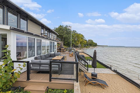 NEW! Bay Shore Retreat - Mins to Downtown TC!