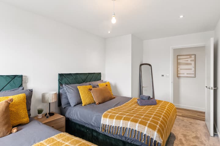 - חדר שינה עם מיטות זוגיות ושתי שמיכות רכות  
- מושלם לשהיות משפחתיות או קבוצתיות ב-Airbnb עם נוחות קלה  
- פנים מוארים שנועדו למקסם את המרחב והסגנון  