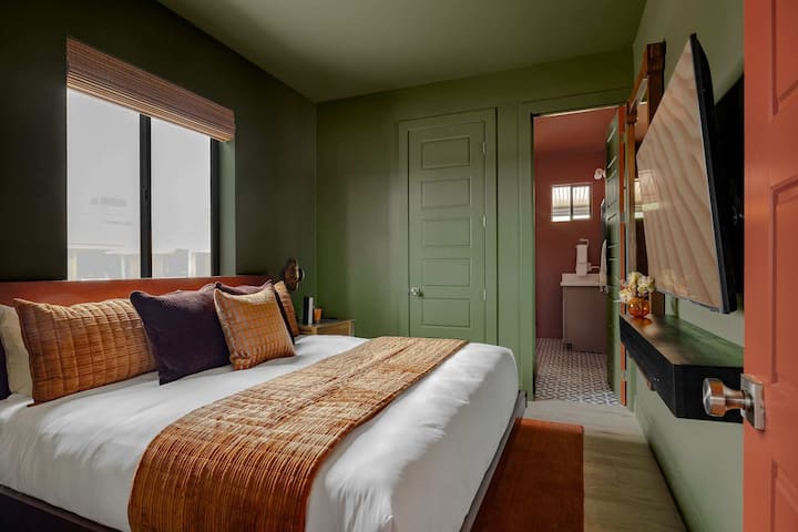 6号卧室|带套房浴室的加大双人床|Casita| A号院落