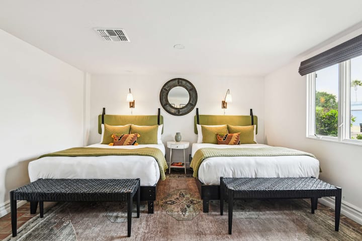 15号卧室|两张标准双人床加带带脚轮的日光床|主屋| B号院落