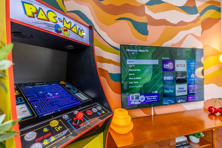 Movie Theater | Rooftop | King Bed | Arcade | BBQ gallery image 4