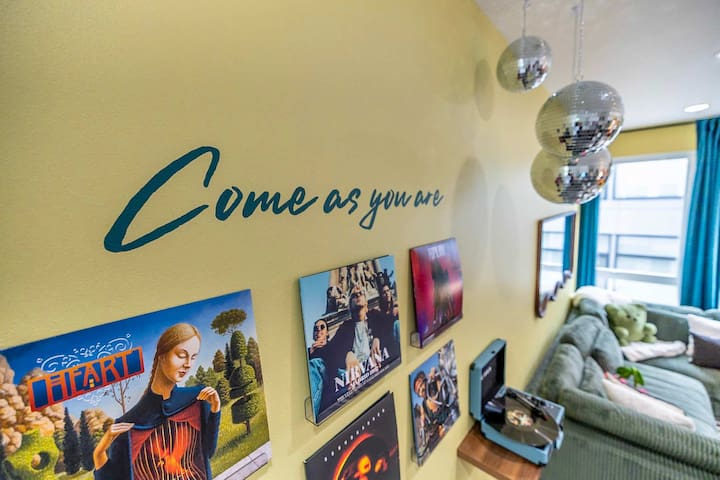 Movie Theater | Rooftop | King Bed | Arcade | BBQ gallery image 3