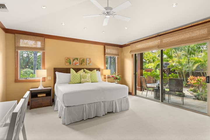 Habitación de invitados cuatro, luminosa y espaciosa, con acceso privado al lanai, perfecta para huéspedes de cualquier edad.